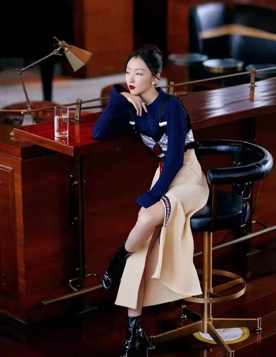 设计 汤唯不愧是大花！穿深v秀事业线赢过杨幂，压轴出场成红毯大赢家