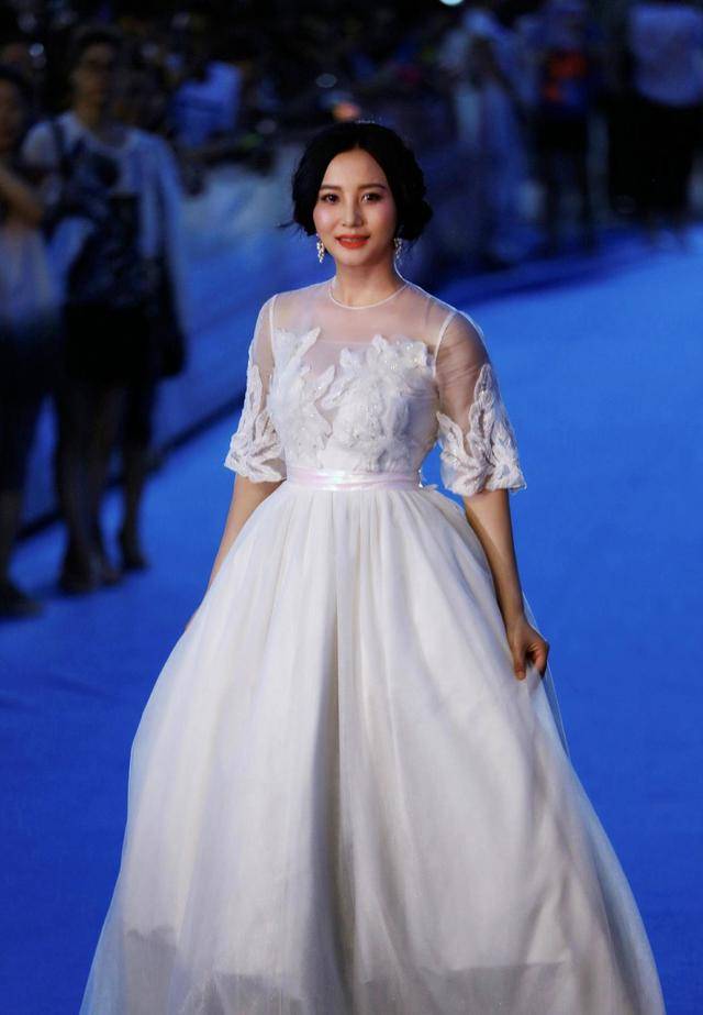 大气 陶红真是个有品位的女人!身穿白色蓬蓬裙雍容华丽,女人味十足