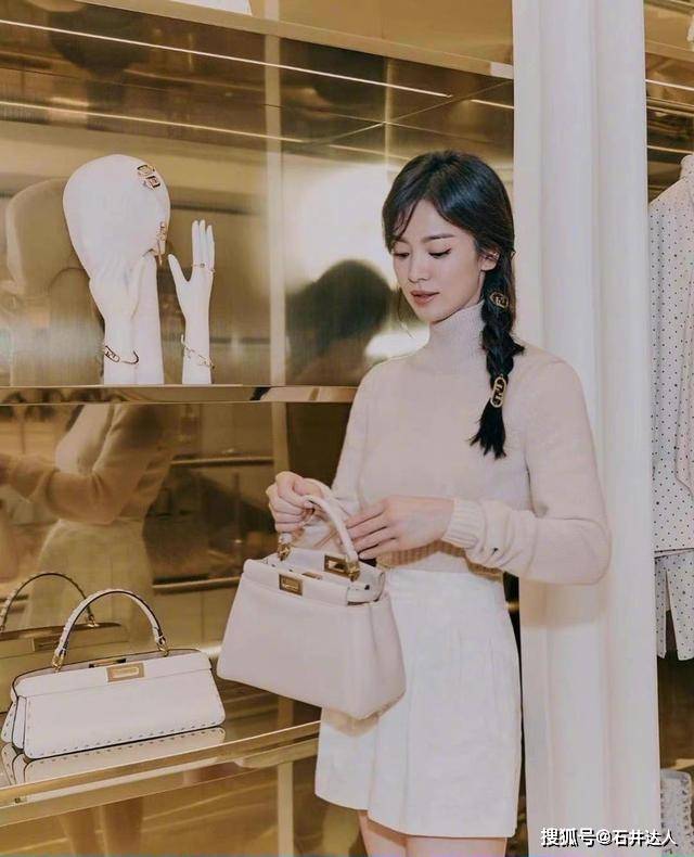 整体 宋慧乔依旧有魅力,穿奶茶色温柔优雅,麻花辫秒变年轻