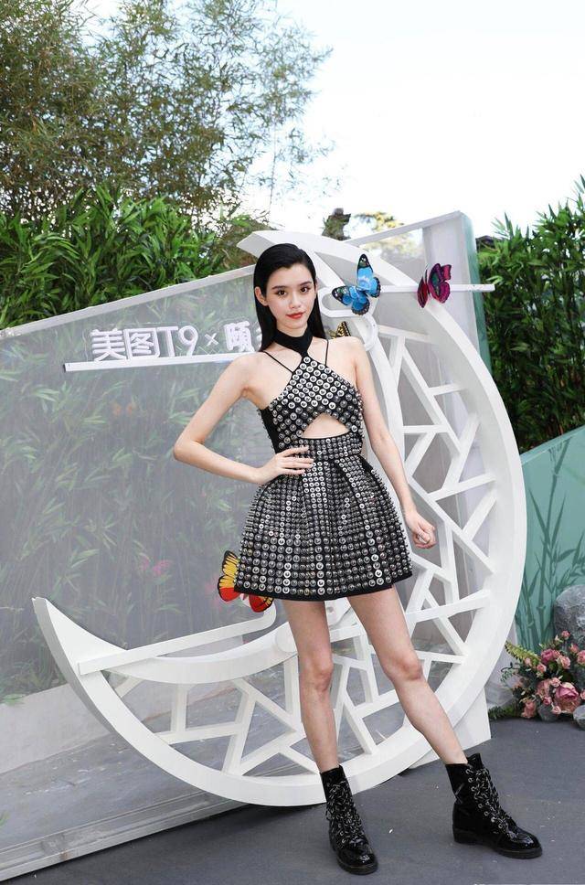 黑色 奚梦瑶真“放得开”,穿挂脖式吊带亮片黑色连衣裙,高级又优雅