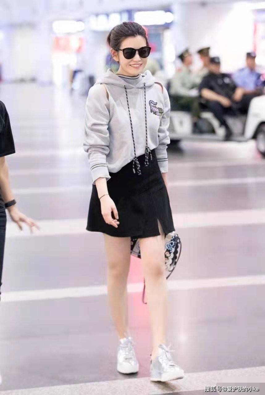 短裙 陈妍希这品味看不懂，背心小短裙挺减龄的，配上大红长筒靴太浮夸