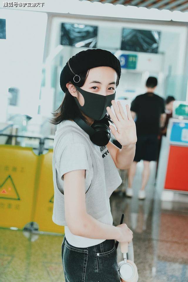 润色 张子枫清爽打扮走机场，穿T恤配牛仔裤，治愈系笑容满屏甜美感