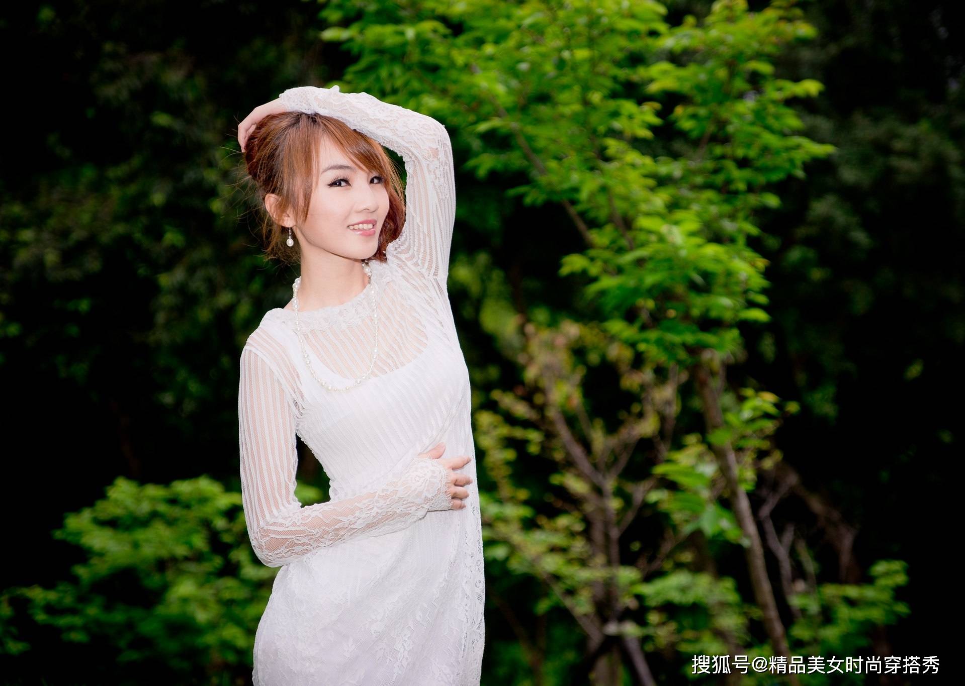 小高 唯美的白色连衣裙，简约的圆领搭配蕾丝的修饰，时尚又优雅