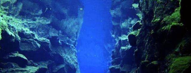马里亚纳海沟深度超过一万米，那里的温度怎么样？水还是液态吗？
