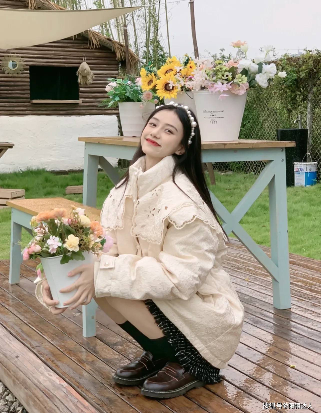 感觉 浪漫唯美的羽绒服，穿上太淑女了~上面有很细致立体的蕾丝花纹