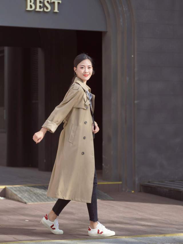 显得 秋季,奔四奔四的女人怎么穿风衣?搭配衬衫和牛仔裤,减龄又洋气
