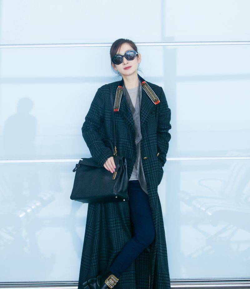 服装 跟着秦海璐学穿大衣,简约搭配高级又时髦,原来会打扮的人也很美