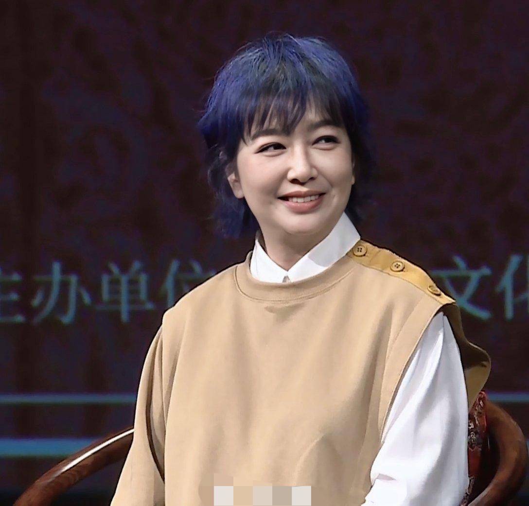 卫衣 54岁江珊挺会赶时髦，穿卫衣只留一边袖子，头发还染成紫色真洋气