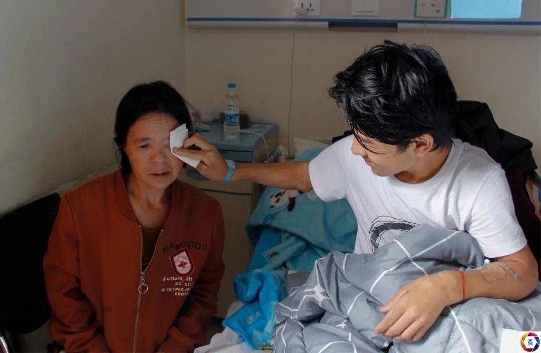 病痛|少年被病痛折磨17年，残疾妈妈将他背出大山，想让他做个普通人