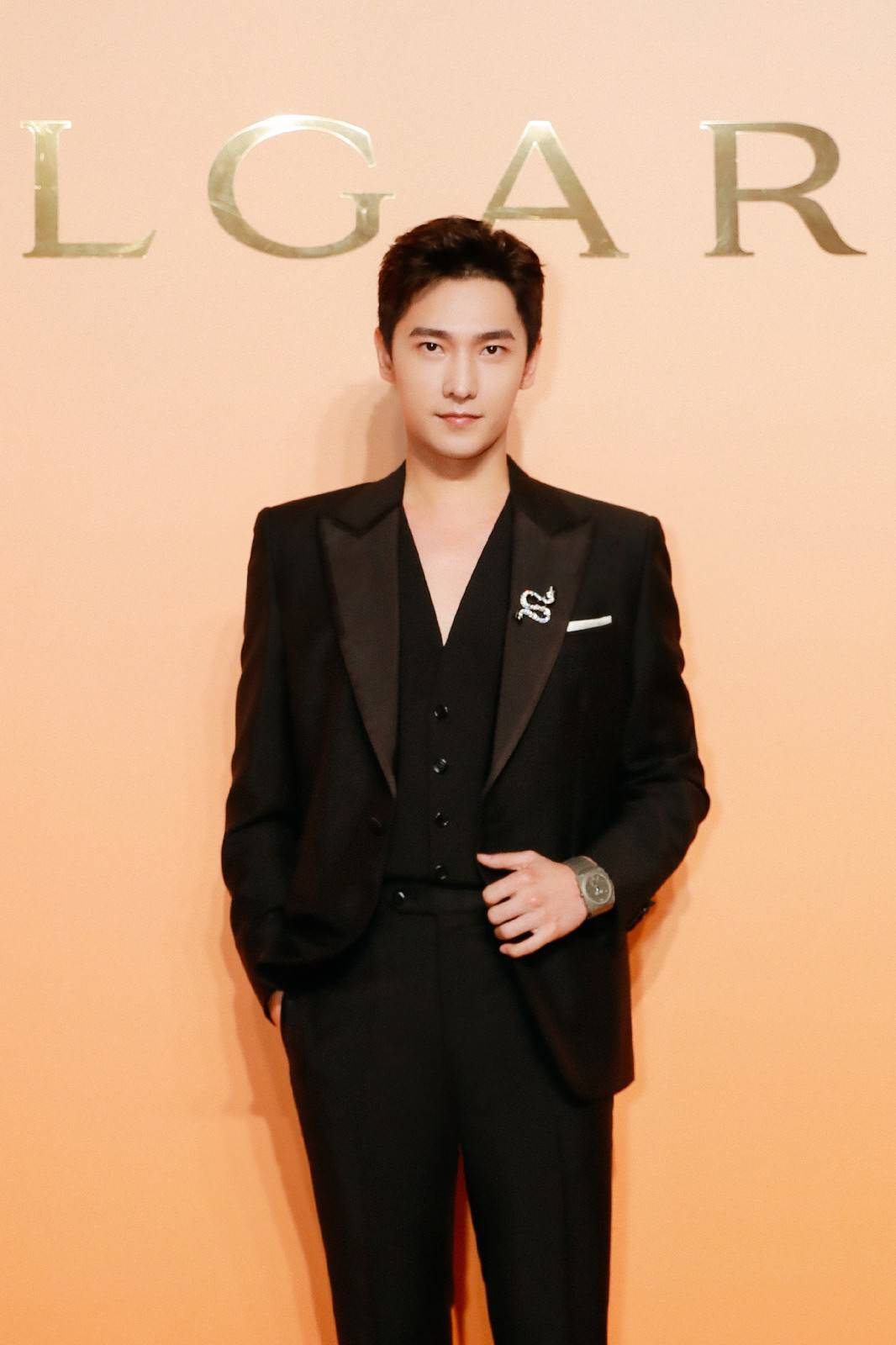 好身材 杨洋晒出新造型，西服搭配深V马甲，秀出荷尔蒙的味道，真时尚