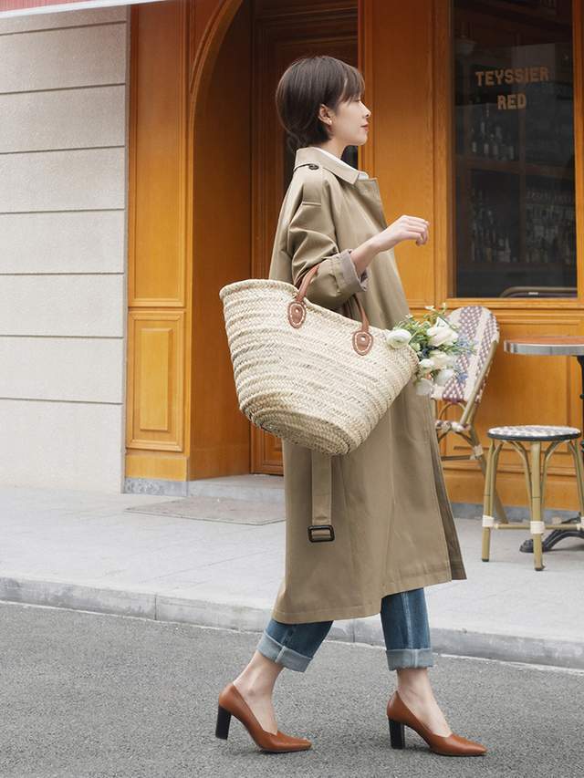 显得 秋季,奔四奔四的女人怎么穿风衣?搭配衬衫和牛仔裤,减龄又洋气