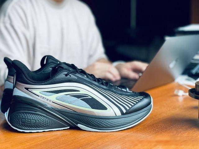 特步 两三百就能买到的好跑鞋，脚感不输上千的国际大牌，你有穿过吗？