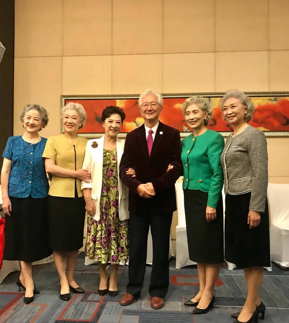 感觉王馥莉跟老艺术家合影，西装搭碎花裙气质优雅，74岁还这么漂亮！