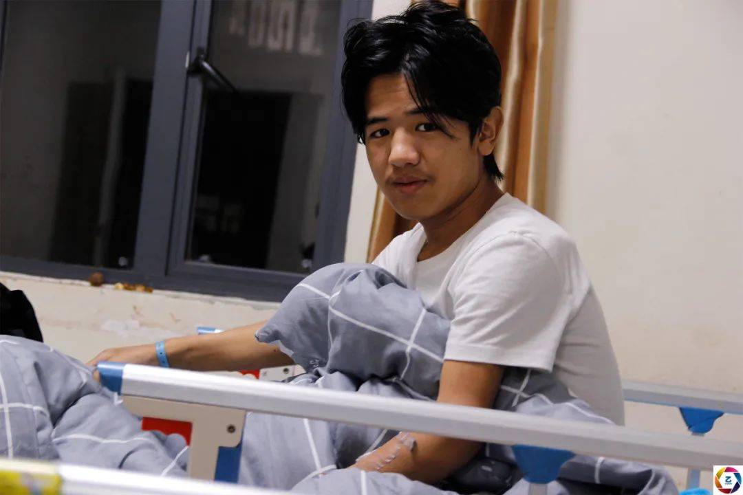 病痛|少年被病痛折磨17年，残疾妈妈将他背出大山，想让他做个普通人