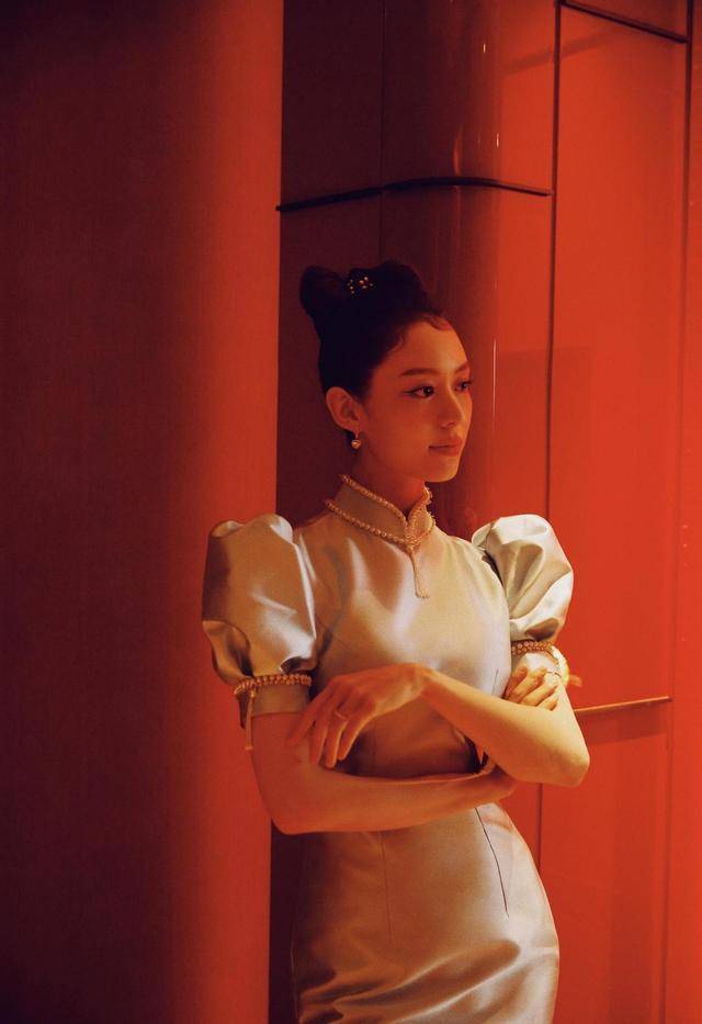 公主 郎朗娇妻吉娜真大胆！穿改良旗袍尽显公主气场，可惜全败给了妆发