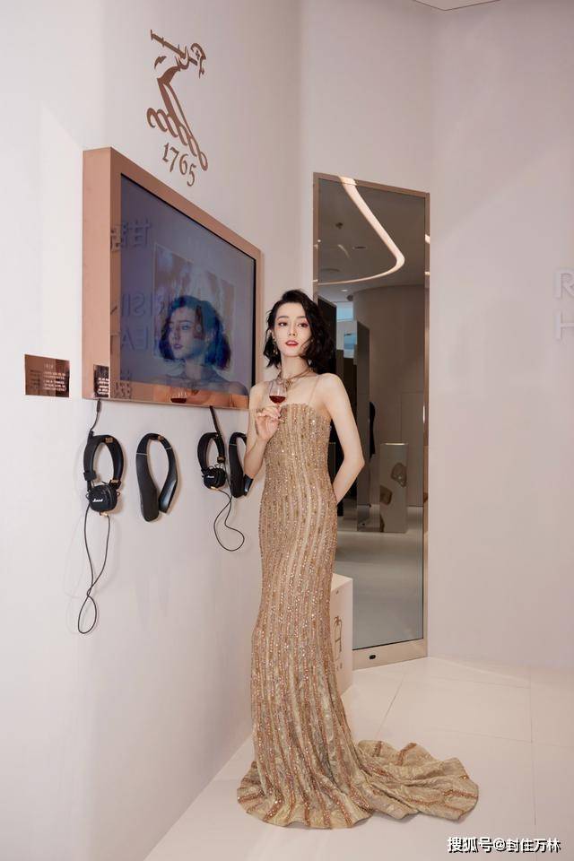 身材 热巴又惊艳了,穿裸色吊带裙出席活动,尤物身材成焦点
