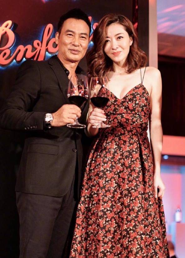 黑色 熊黛林真不愧是气质女神!身穿黑色无袖连衣裙优雅大气,身姿婀娜