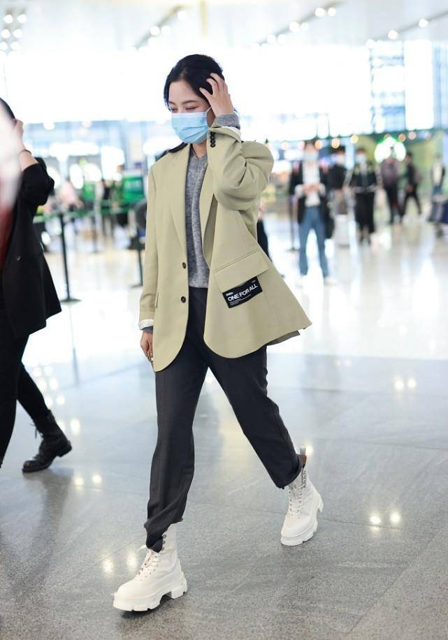 身材 辛芷蕾的裙子领口好低啊，穿上很显身材，看着也要很大气