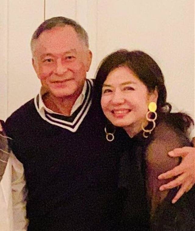 61岁钟楚红罕见出镜,皮肤紧致身材苗条纤细,丧夫后单身至今_朱家鼎