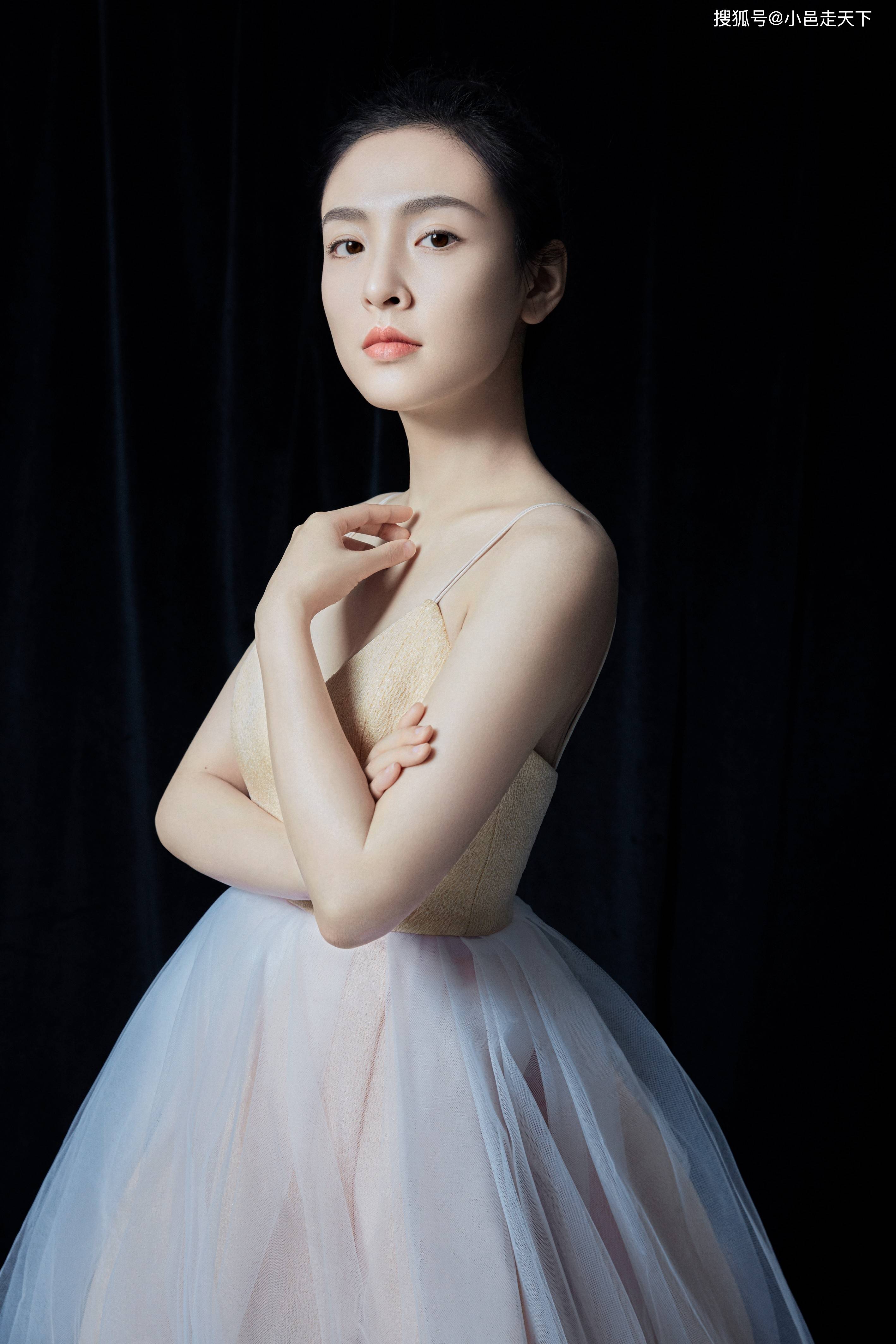 张佳宁蓬松裙性感写真