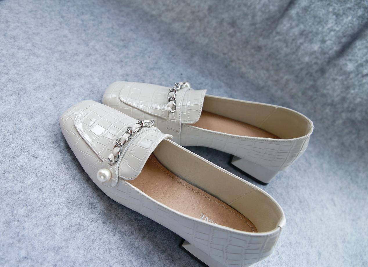 小白 降温后连衣裙不要老配高跟鞋，今秋流行这3双鞋，时髦又实穿