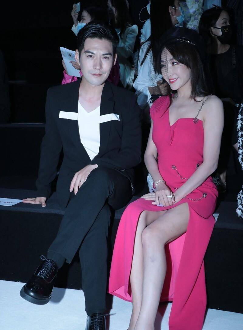 好身材 杜若溪和老公同框显得挺娇气，露肩露腿显身姿，气质挺耐看的