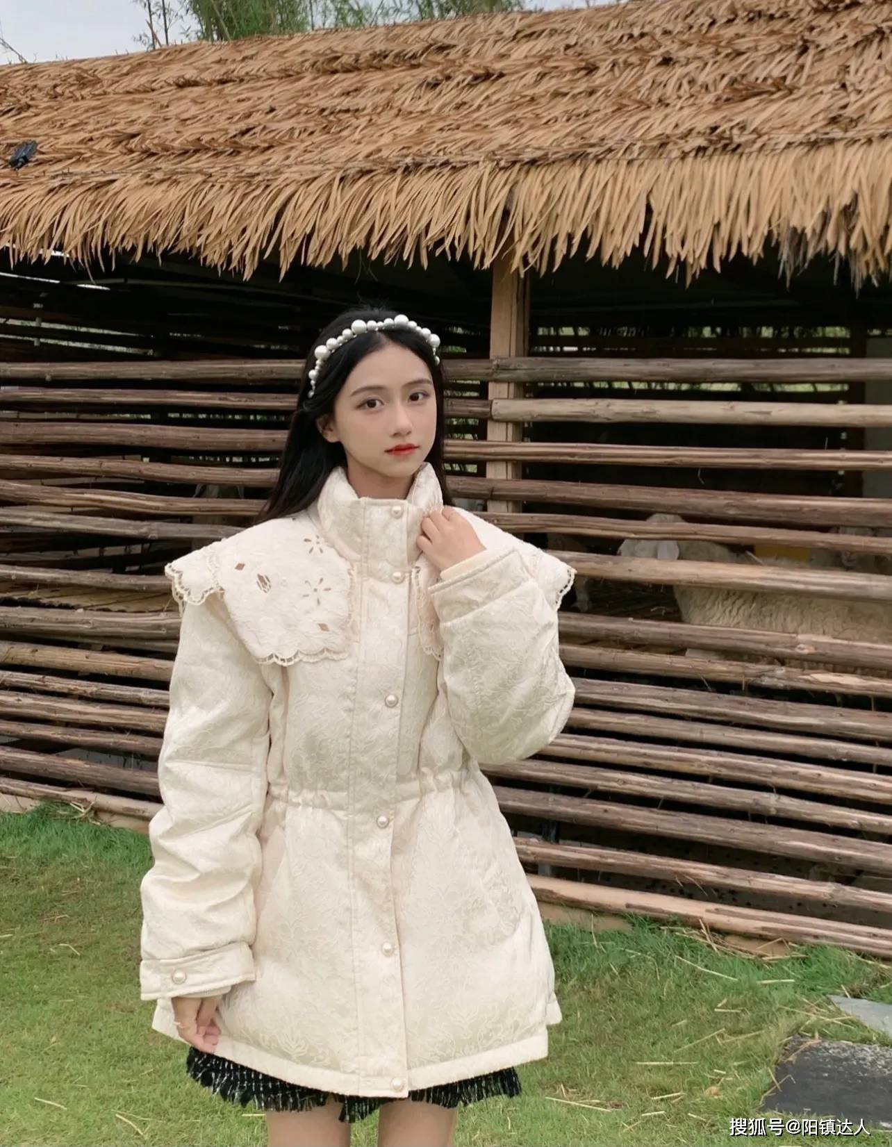 感觉 浪漫唯美的羽绒服，穿上太淑女了~上面有很细致立体的蕾丝花纹