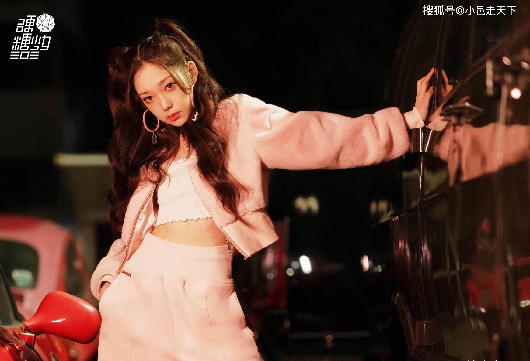 硬糖少女红色套装性感写真