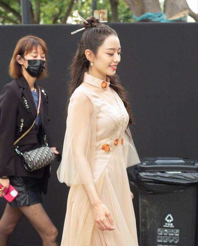 公主 郎朗娇妻吉娜真大胆！穿改良旗袍尽显公主气场，可惜全败给了妆发
