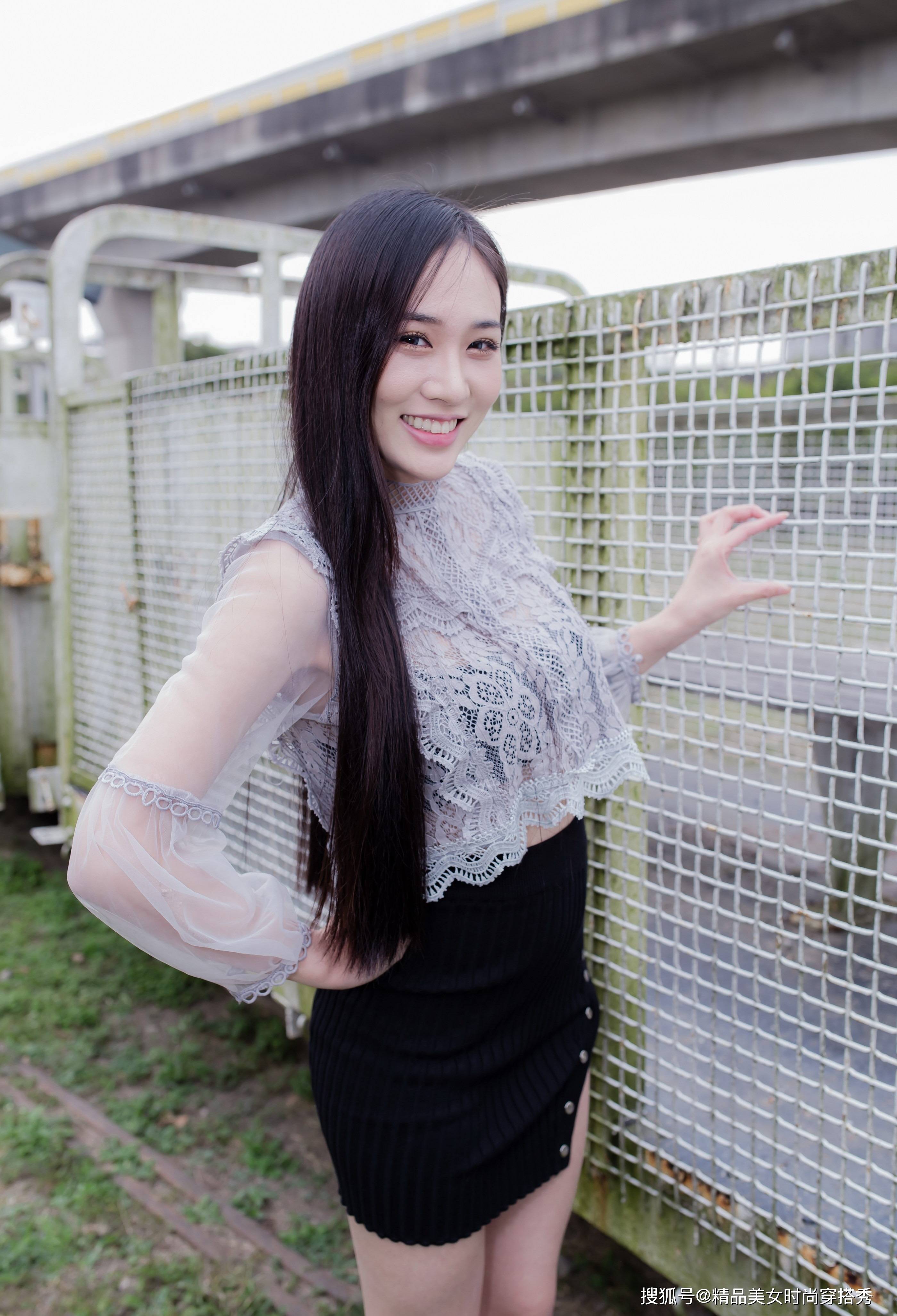 黑色 街拍：浅灰色的钩花蕾丝上衣，彰显着低调的华丽感