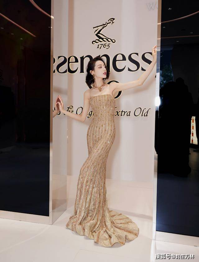 身材 热巴又惊艳了,穿裸色吊带裙出席活动,尤物身材成焦点