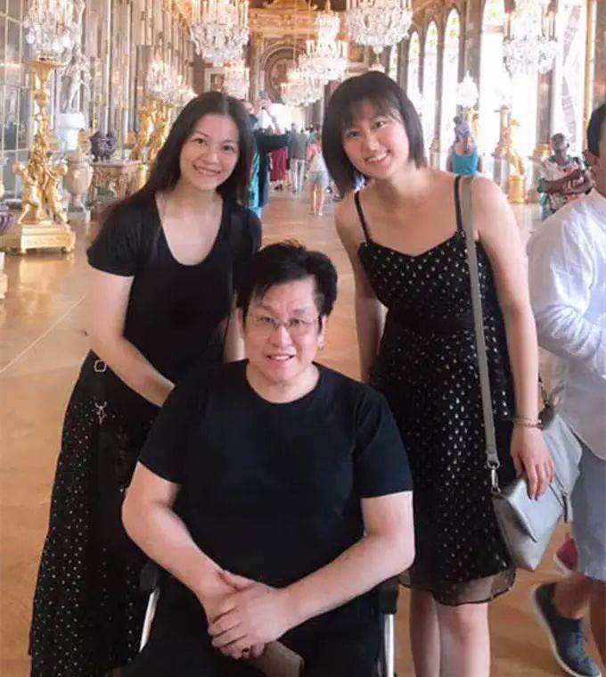 残疾歌手们的现状李琛现身农村探望老人他因太飘逐渐销声匿迹