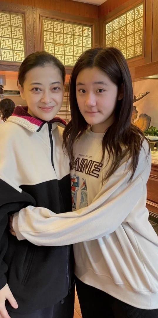 皱纹在乌镇偶遇梅婷合影，素颜眼纹多黑眼圈重，明星漂亮都是包装的！