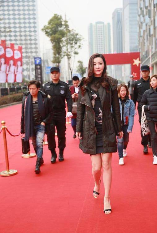 黑色 熊黛林真不愧是气质女神!身穿黑色无袖连衣裙优雅大气,身姿婀娜