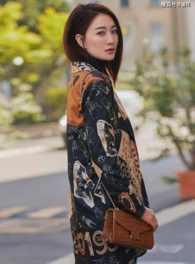 魅力 李小冉魅力依旧，穿印花西装搭配高筒靴子，真的美呆了