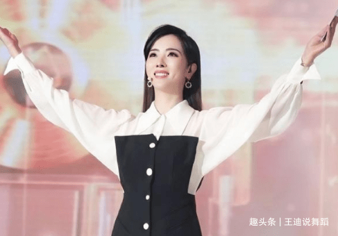 李思思 李思思蔡明罕同框跳舞!穿紧身薄纱衣秀身型曲线,烈焰红唇太风韵