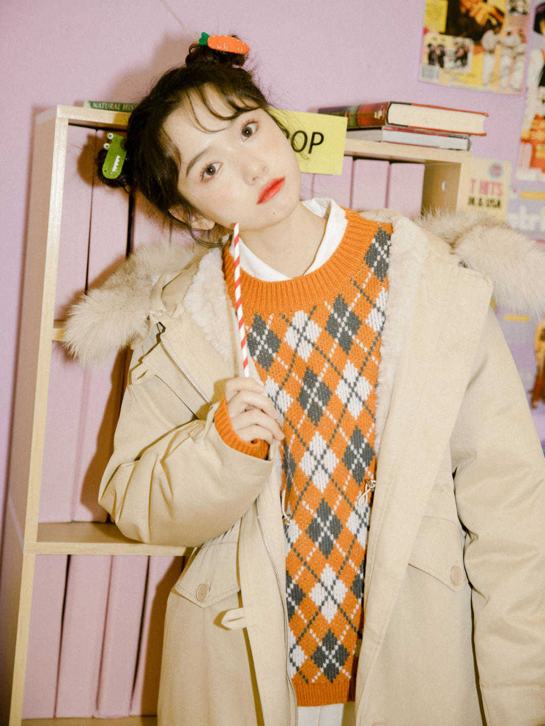 是属于 秋冬季节,针织衫还可以这样穿,保暖洋气又减龄,谁穿都好看