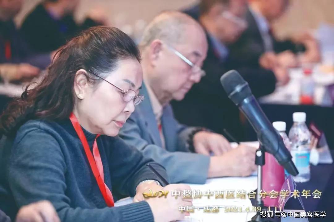 医学中华医美人物 ▏向雪岑 · 2021年9期