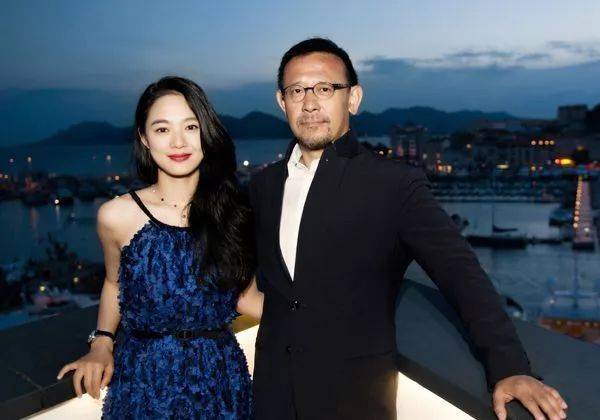 因为|58岁的姜文，从娱乐圈清流，到如今和关晓彤合作跌倒，真不应该