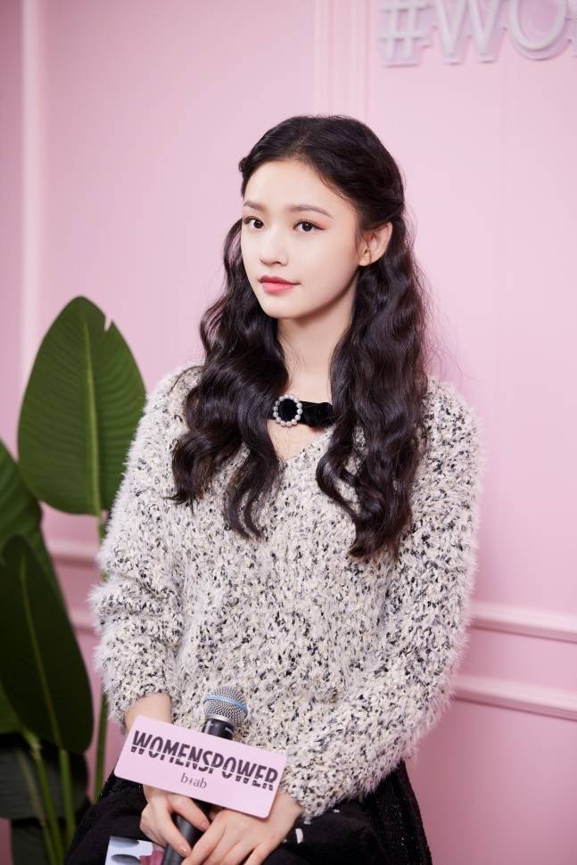 活动 林允空降b+ab上海来福士店 演绎秋冬女性力量