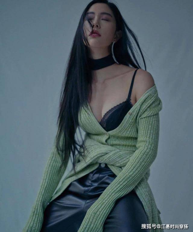 黑色 美真不是白给的，克拉拉侧身的样子，好身材一点没包住