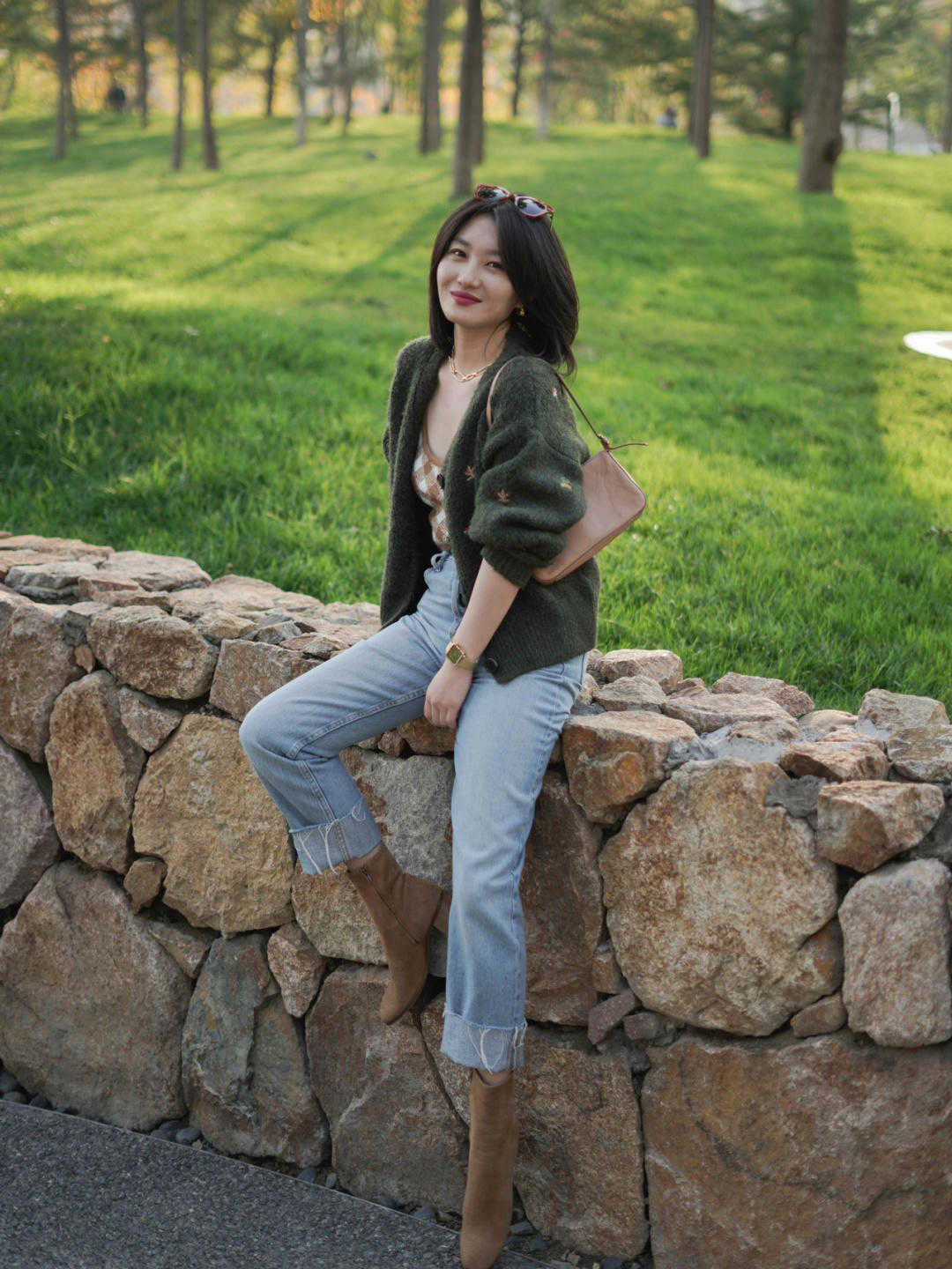 是属于 秋冬季节,针织衫还可以这样穿,保暖洋气又减龄,谁穿都好看