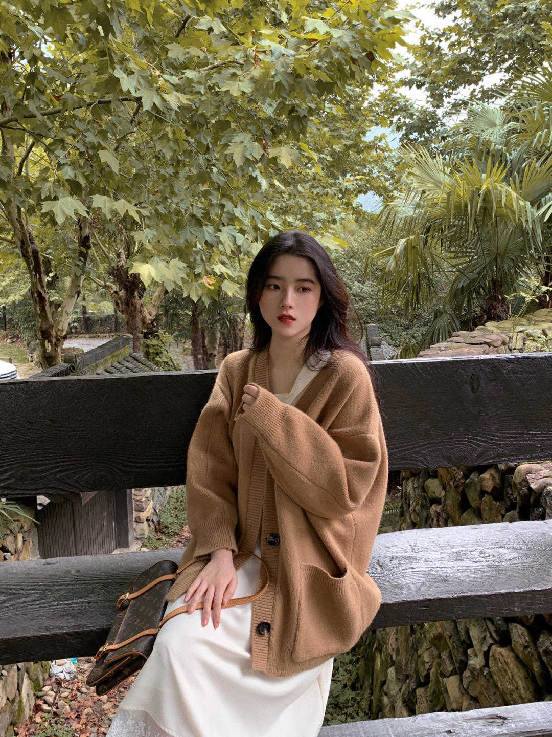 是属于 秋冬季节,针织衫还可以这样穿,保暖洋气又减龄,谁穿都好看