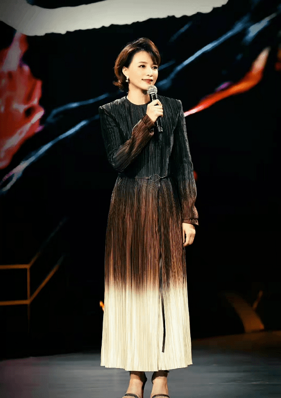 原创央视一姐董卿发大招穿渐变长裙将优雅刻在骨子里美貌让人心动