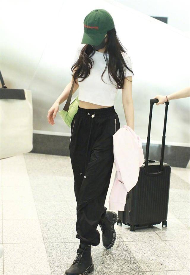 下半身 杨幂也太瘦了,白T恤配工装裤轻松凹出“小蛮腰”,身材好真任性