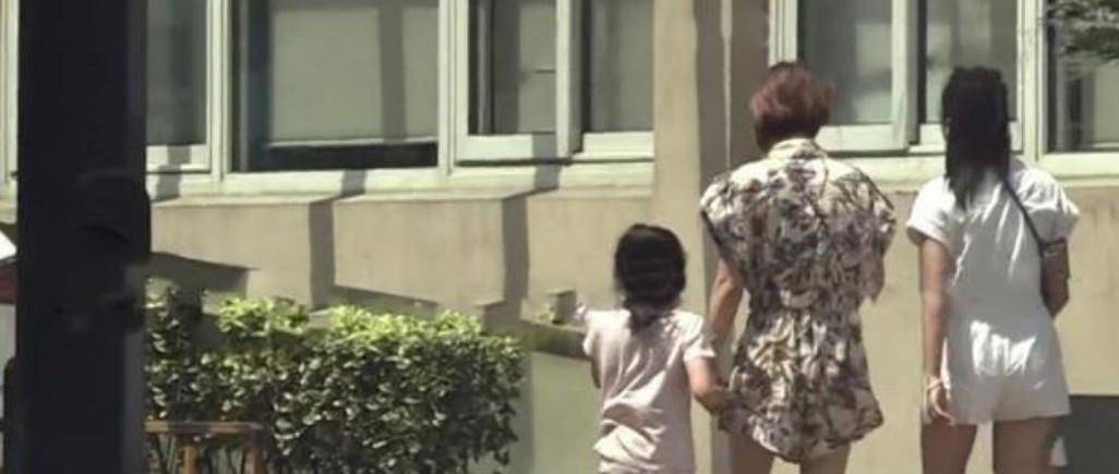 设计 马伊琍和俩女儿出门，她穿连体裤腿比女儿还要细，身材保养真不错