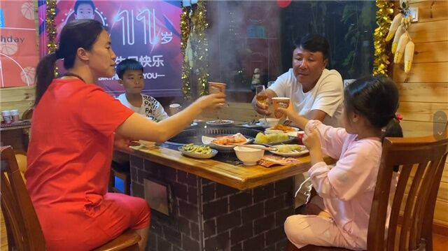 女儿|难怪孙颖莎教练去带女儿！王楠5岁女儿有出息，刚学1年球就打混双