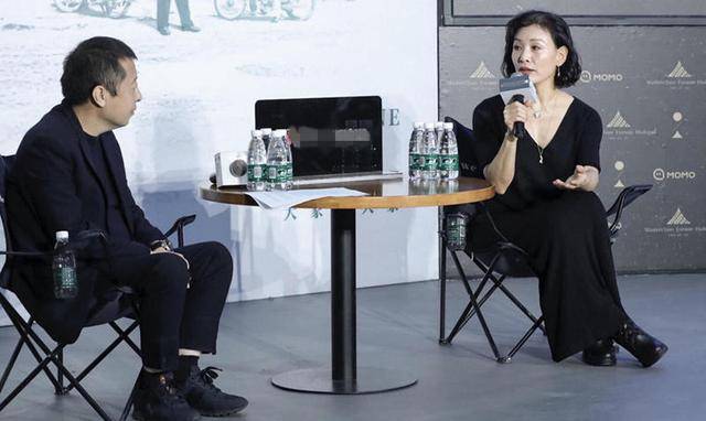 项链 陈冲穿衣品味在线，波波头搭配黑色连衣裙低调奢华，优雅大气