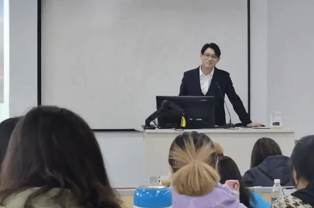 原创大学男老师因颜值走红号称西政何以琛学生直言堂堂课满座