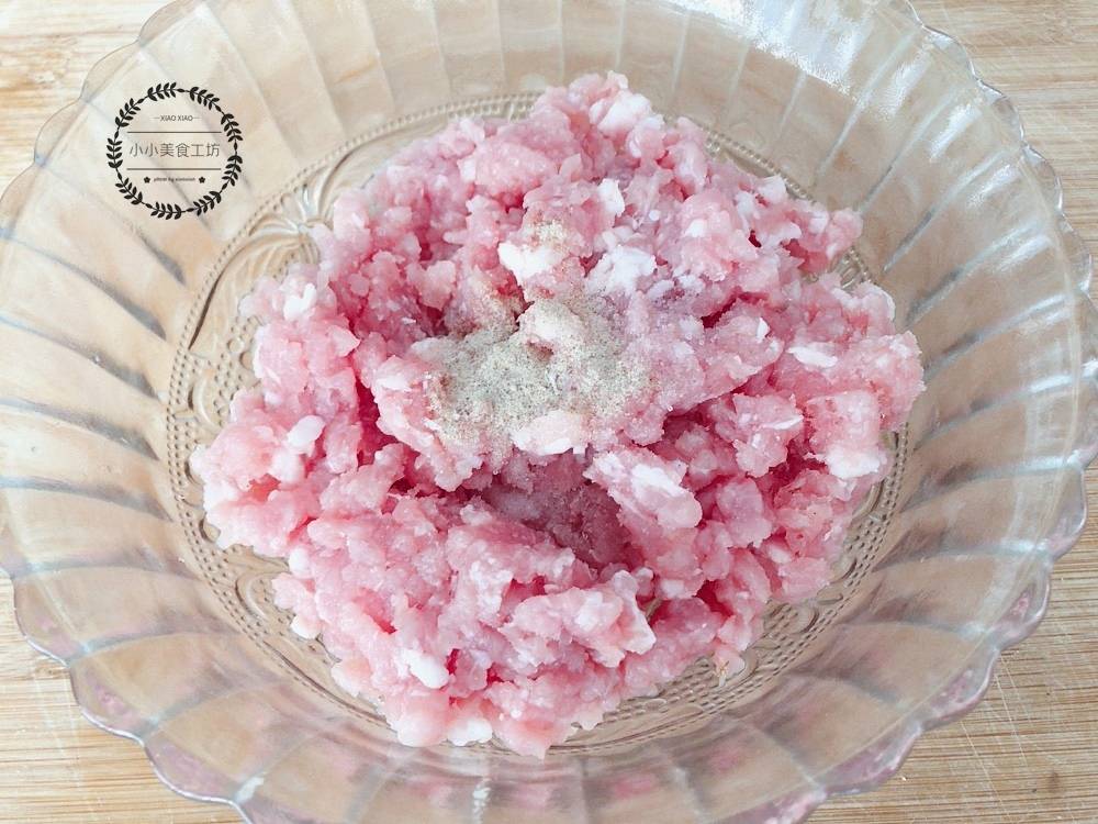 2,将莲藕去皮洗净后,剁碎放入肉末中,再加入适量淀粉,打入一个鸡蛋清